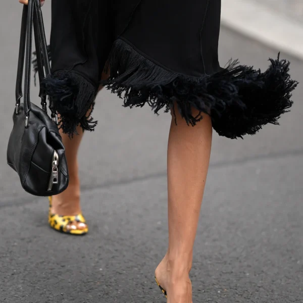 Желтые туфли peep-toe с леопардовым принтом и черной юбкой с бахромой