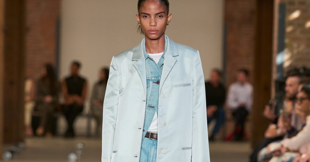 Calvin Klein показал весну 2027 — светлый деним, шелк и минимум декора